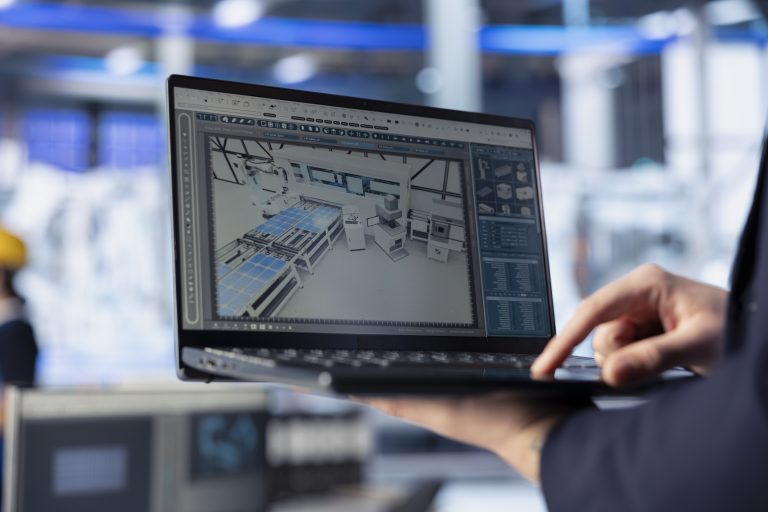 3D-suunnittelu henkilö näyttää suunnitelman kannettavalta tietokoneelta teollisuuden palvelut ja alihankintatyöt